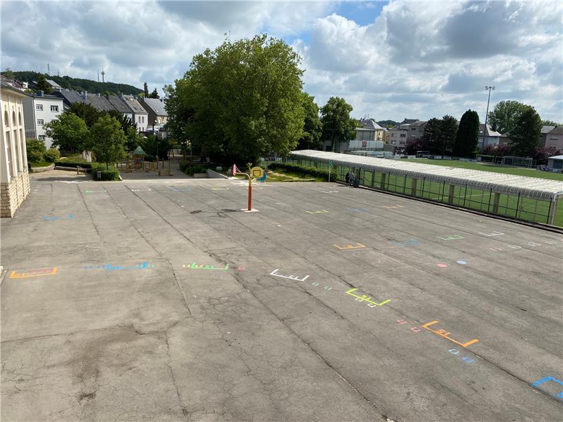 Viele bunte Markierungen zieren den Schulhof
