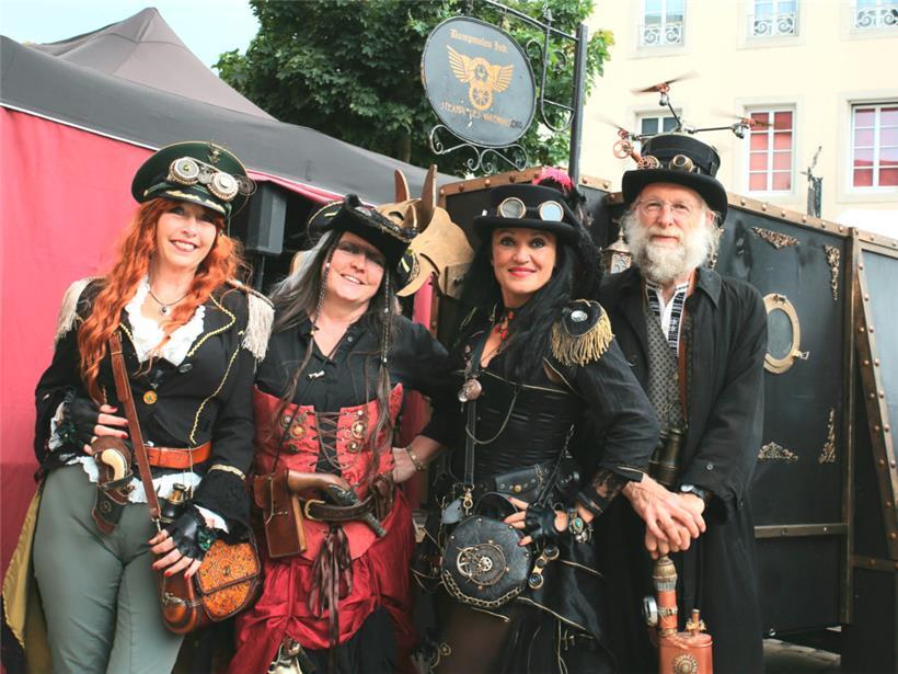 Viele der Outfits sind eine Mischung aus viktorianischem Zeitgeist und futuristischer Entdeckerkleidung
