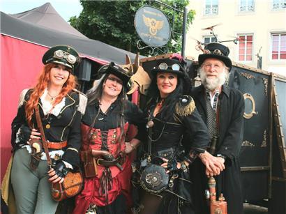 Viele der Outfits sind eine Mischung aus viktorianischem Zeitgeist und futuristischer Entdeckerkleidung
