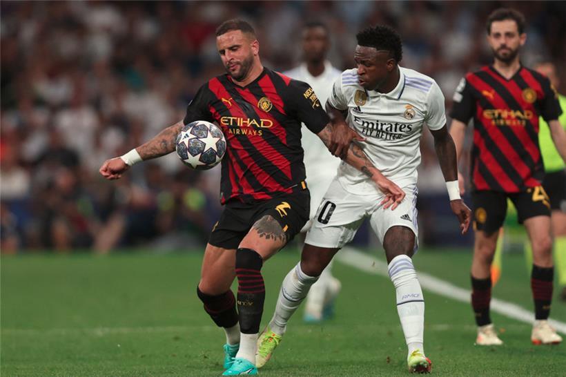 Viele enge Duelle wie hier zwischen Kyle Walker und Vinicius Junior gab es zwischen Real und Manchester City
