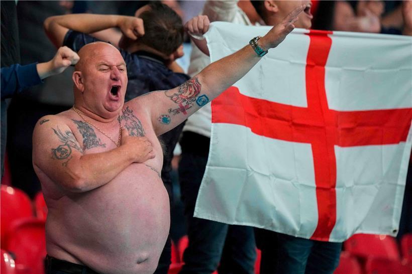 Viele englische Fußballfans reagierten empört über das Verhalten von Hooligans und Rassisten
