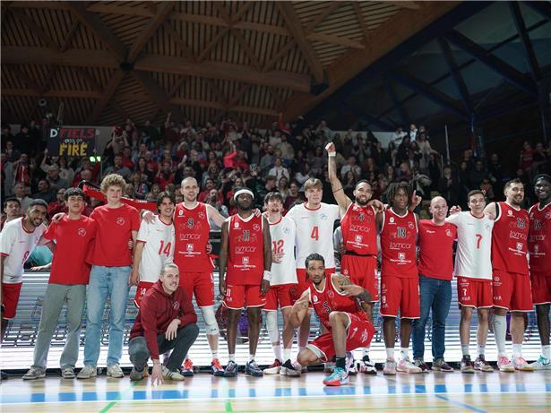 Arantia-Spieler jubeln nach überraschendem Sieg und Einzug ins Finale in spannender Fußballpartie
