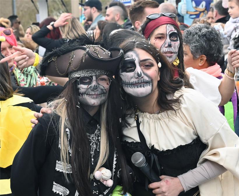 Viele investieren für Karneval nicht nur viel Zeit in die Auswahl ihrer Kleidung...