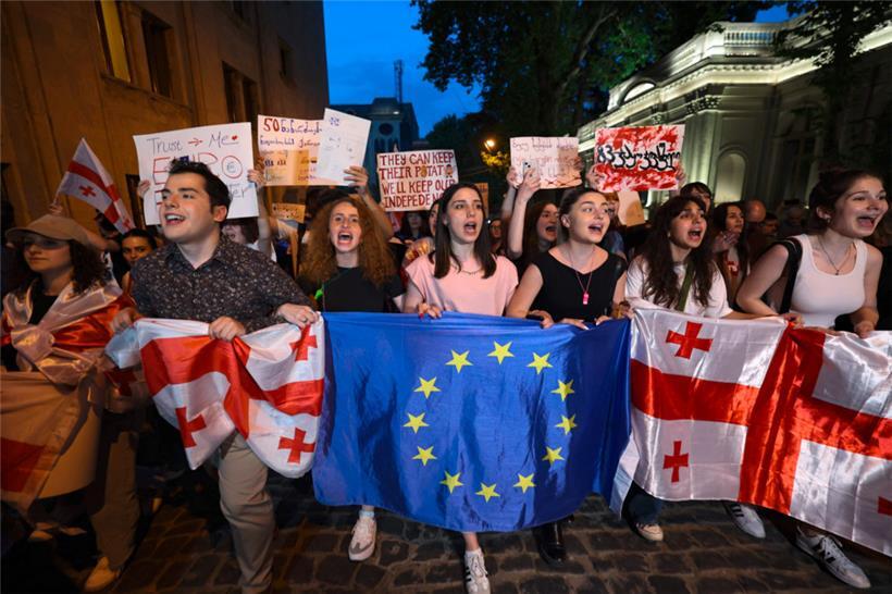 Viele junge Menschen demonstrieren in Georgien, es geht um ihre Zukunft

