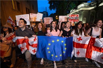 Viele junge Menschen demonstrieren in Georgien, es geht um ihre Zukunft
