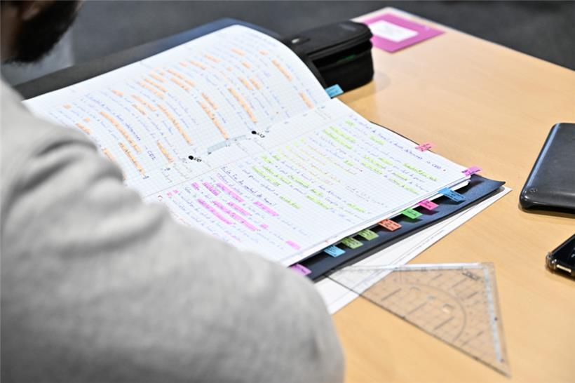 Viele junge Menschen haben sich gründlich auf die wichtigen Prüfungen vorbereite...