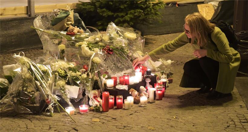 Viele zündeten am Unglücksort Kerzen an oder legten Blumen und Stofftiere nieder, um ihre Betroffenheit auszudrücken
