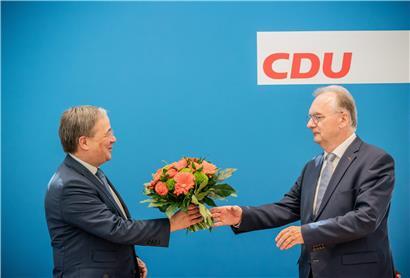 Vielen Dank für die Blumen: Wahlsieger Reiner Haseloff (r.) bekommt Blumen von Armin Laschet vor Beginn der Sitzung des CDU- Bundesvorstandes
