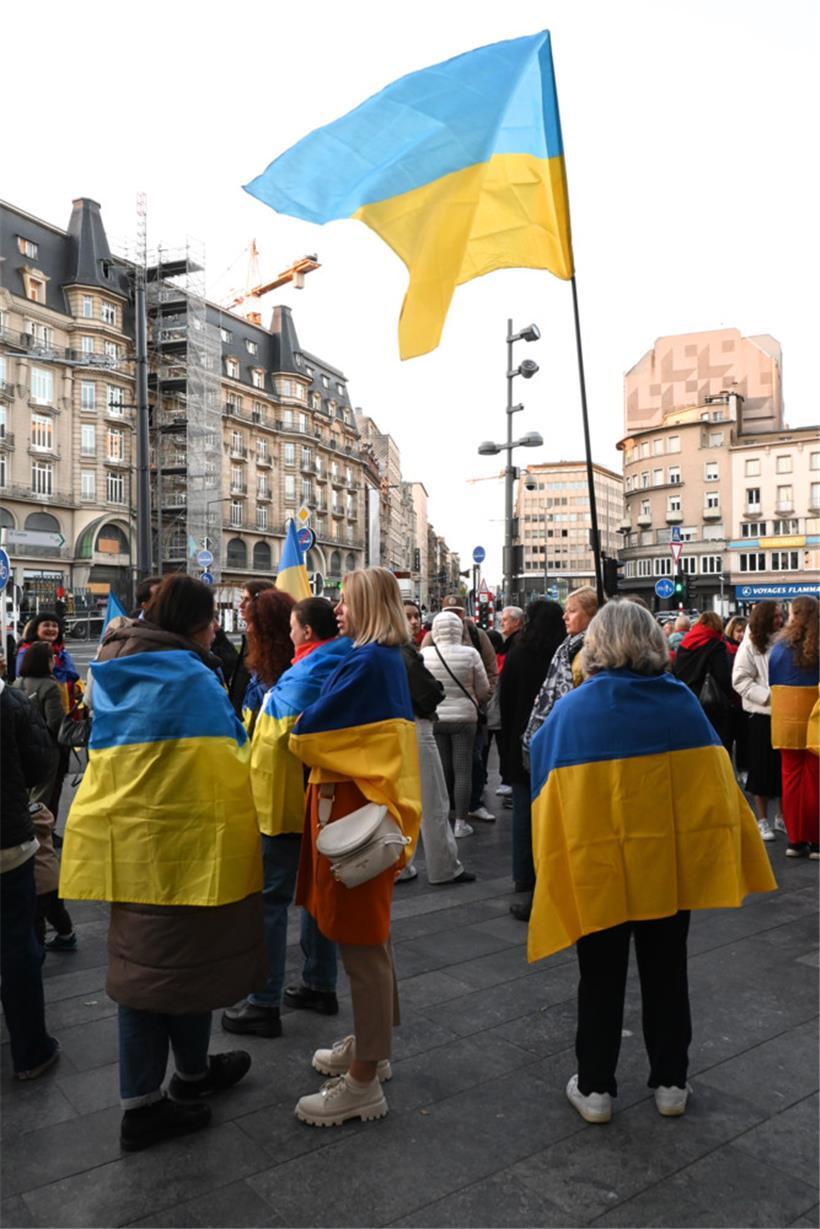 Vielen hatten die blau-gelbe Fahne um die Schultern gelegt