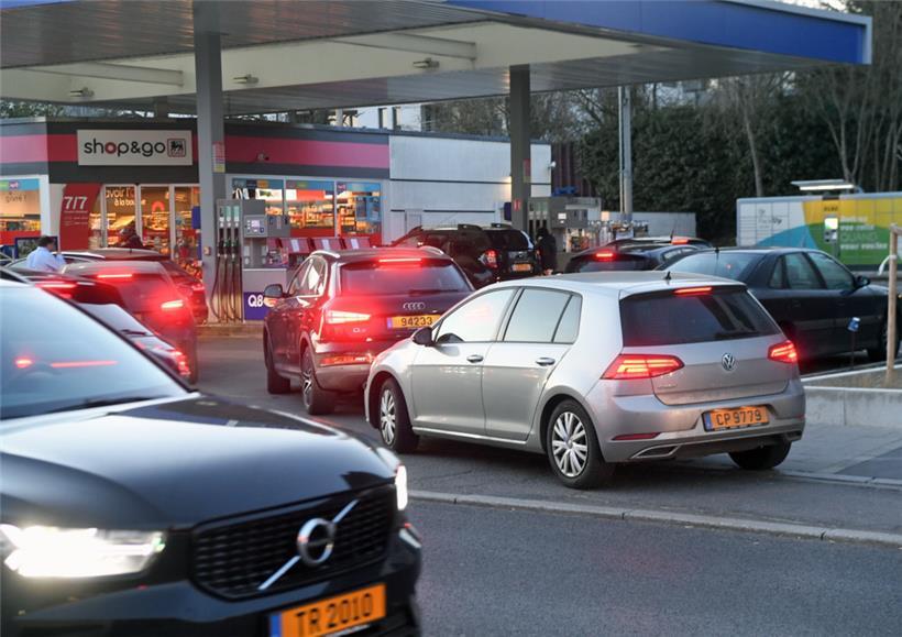 Vielerorts mussten sich die Tankstellen am Mittwochabend auf einen regelrechten Ansturm einstellen, wie beispielsweise in Merl
