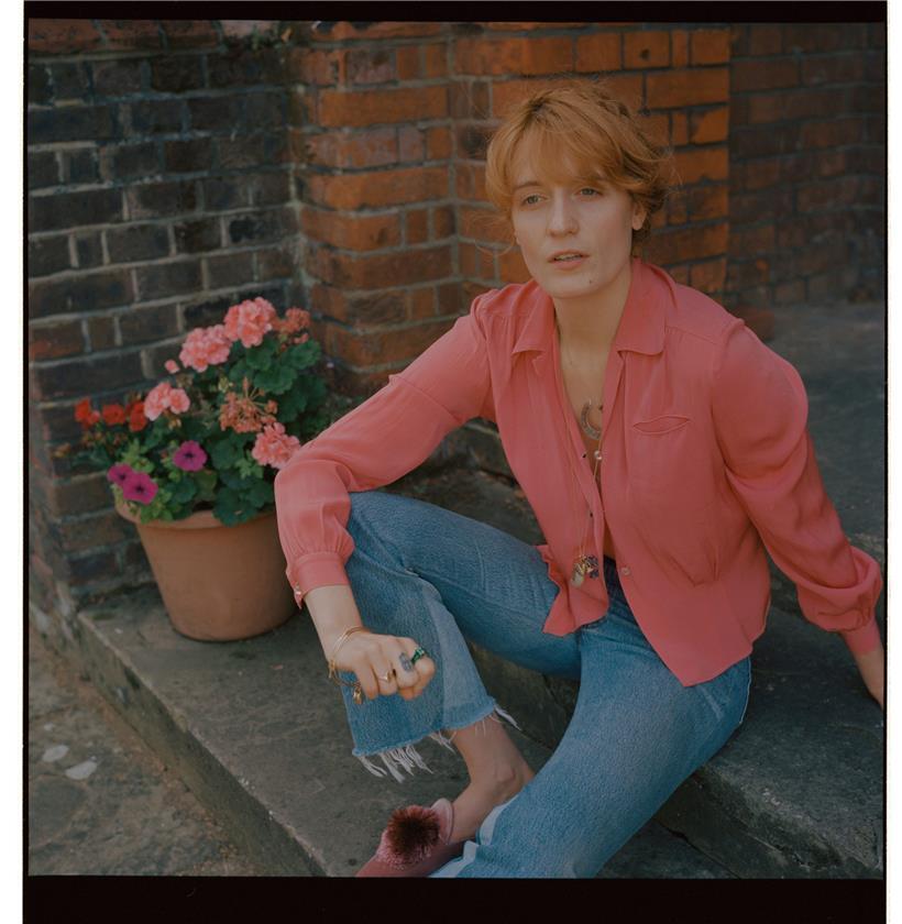 Vier Alben hat die Band Florence + The Machine bisher veröffentlicht. Sie heißen: „Lungs“, „Ceremonials“, „How Big, How Blue, How Beautiful“ und „High as Hope“
