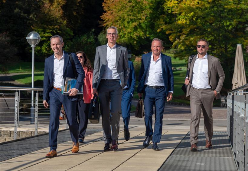 Vier CSV-Bürgermeister auf dem Weg zu den Koalitionsverhandlungen: Georges Mischo, Stéphanie Weydert (im Hintergrund), Leon Gloden und Gilles Roth (v.l.n.r.)
