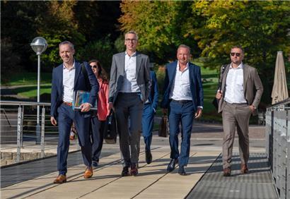 Vier CSV-Bürgermeister auf dem Weg zu den Koalitionsverhandlungen: Georges Mischo, Stéphanie Weydert (im Hintergrund), Leon Gloden und Gilles Roth (v.l.n.r.)
