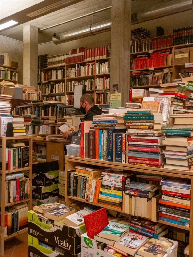 Vier Euro pro Kilo zahlen die Kunden in der Regel für die gebrauchten Bücher
