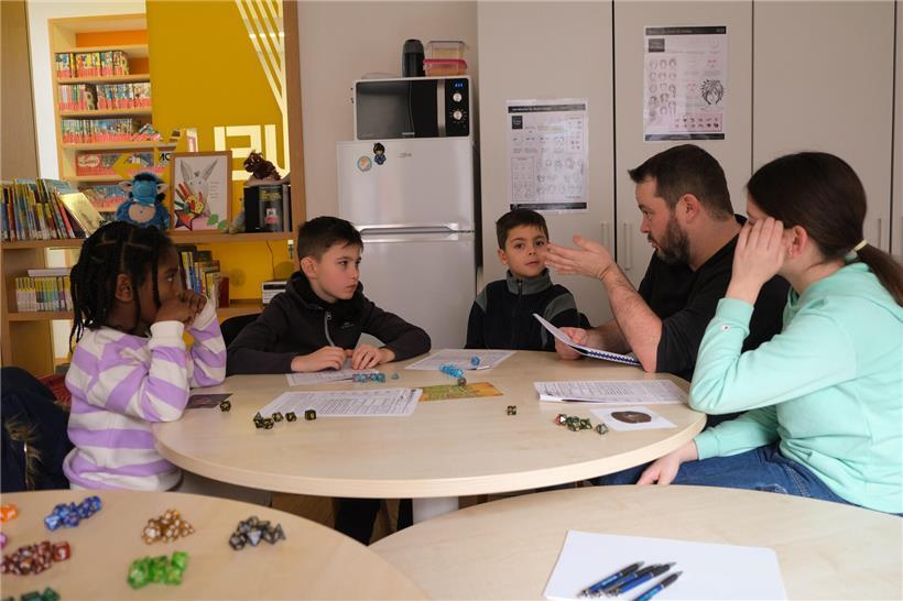 Vier Kinder spielen Dungeons & Dragons in der Stadtbibliothek Aalt Stadhaus Differdingen, erstes Rollenspiel-Abenteuer