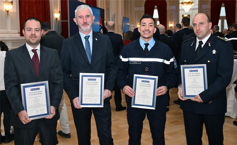 Vier Mitglieder der Rettungsdienste erhielten Glückwunschschreiben als Anerkennu...