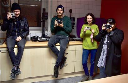 Vier Mitglieder des Fotoclub Diddeleng (v.l.n.r.): Mike Zenari, Laurent Sturm, Marie Sauerhöfer und Sana Murad möchten die Geschichten des Lebens im Bild festhalten
