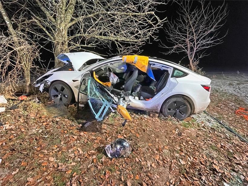 Vier Personen mussten am Samstagabend bei Heffingen aus einem Fahrzeug befreit werden
