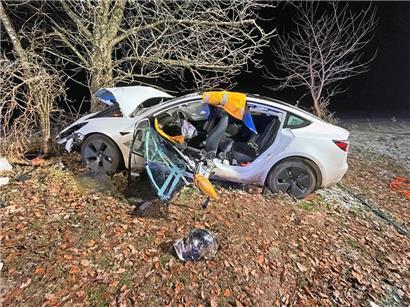 Vier Personen mussten am Samstagabend bei Heffingen aus einem Fahrzeug befreit werden
