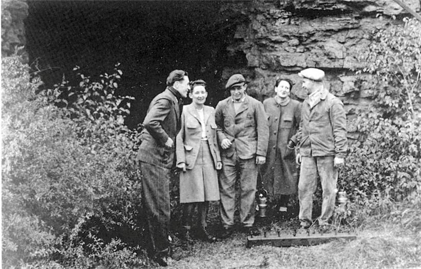 Vier Tage nach der Befreiung wird dieses Foto vor dem Ausgang „Bunker Eisekaul“ aufgenommen, darunter Ernie Reitz (zweite von links) und ihre Schwester Marie Maintz-Reitz (zweite von rechts), 1944
