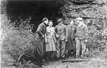 Vier Tage nach der Befreiung wird dieses Foto vor dem Ausgang „Bunker Eisekaul“ aufgenommen, darunter Ernie Reitz (zweite von links) und ihre Schwester Marie Maintz-Reitz (zweite von rechts), 1944
