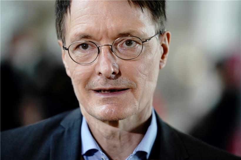 „Vier Wochen reichen als minimaler Abstand“: Karl Lauterbach über AstraZeneca-Impfungen
