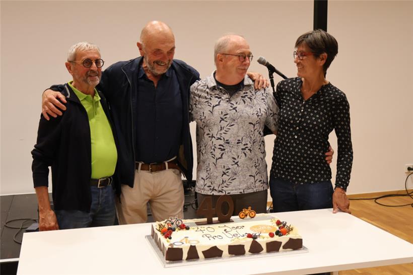 Vier der insgesamt fünf Vereinspräsidenten präsentierten die geschmückte Geburts...