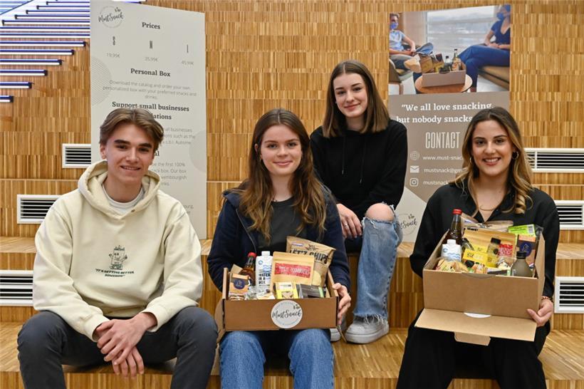 Vier der sieben Gründer von „Must Snack“: (v.l.) Maurice Hoffmann, Lynn Calmus, Vicky Noben und Julia Elgarrach. Auf dem Foto fehlen: Alexia Schumacher, Anna Vlaminck und Emma Castel.
