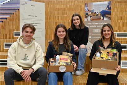 Vier der sieben Gründer von „Must Snack“: (v.l.) Maurice Hoffmann, Lynn Calmus, Vicky Noben und Julia Elgarrach. Auf dem Foto fehlen: Alexia Schumacher, Anna Vlaminck und Emma Castel.
