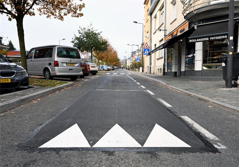 Vier neue Bremsschwellen sind inzwischen in der hauptstädtischen Avenue Victor Hugo zu sehen
