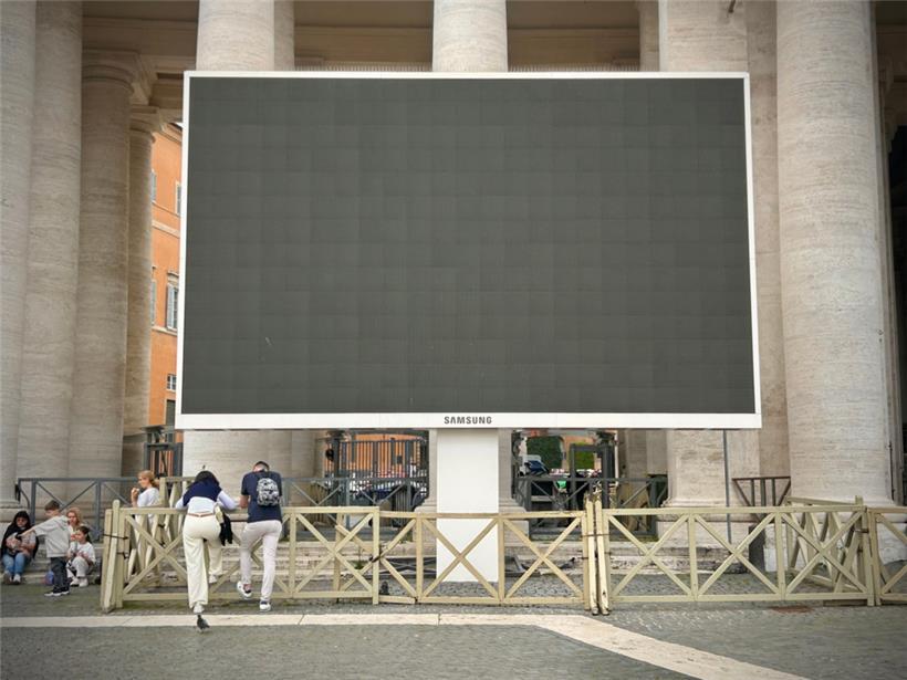 Vier solcher Bildschirme gibt es, damit niemand an der Farbe des Rauchs zweifeln muss
