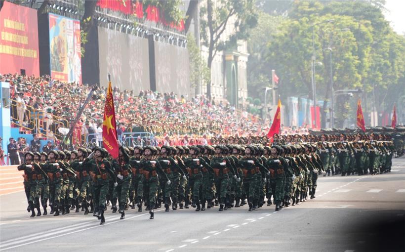 Vietnamesische Truppen marschieren während einer Parade zum 50. Jahrestag des Endes des Vietnamkriegs

