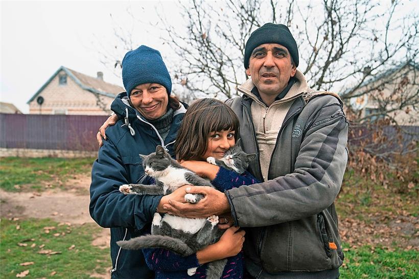 Viktor Galak freut sich zusammen mit seiner Familie und seinen Katzen
