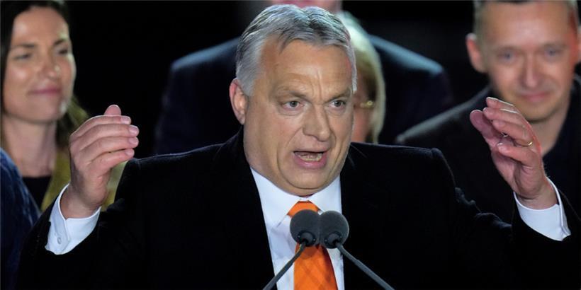 Viktor Orban dankt jubelnden Anhängern während einer Wahlparty in Budapest
