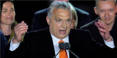 Viktor Orban dankt jubelnden Anhängern während einer Wahlparty in Budapest
