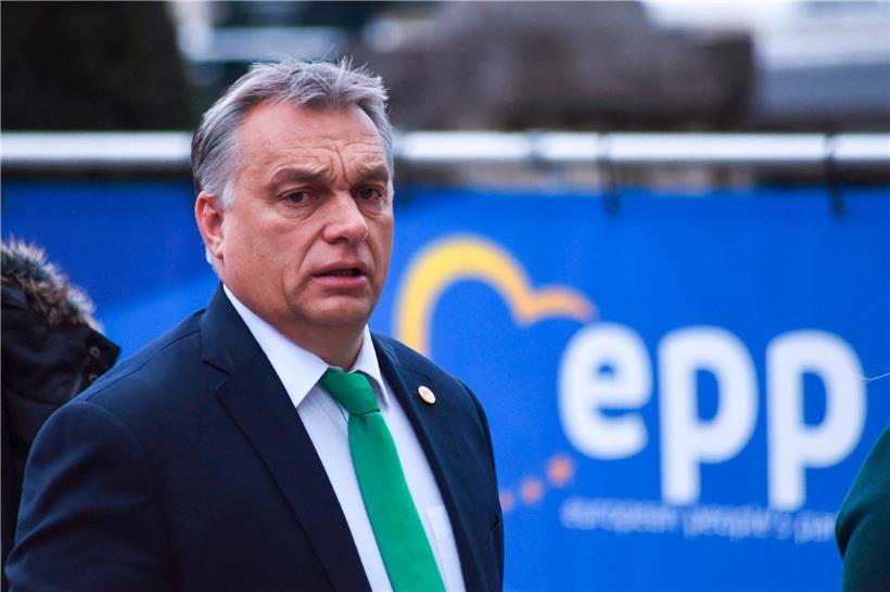 Viktor Orban hat seine Fidesz-Abgeordneten im EU-Parlament nur aus der Fraktion der Europäischen Volkspartei (EVP) herausgeholt, der konservativen Parteienfamilie bleiben die Ungarn noch bis auf Weiteres erhalten
