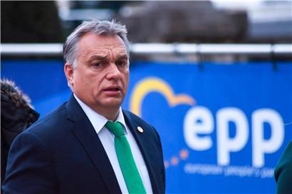 Viktor Orban hat seine Fidesz-Abgeordneten im EU-Parlament nur aus der Fraktion der Europäischen Volkspartei (EVP) herausgeholt, der konservativen Parteienfamilie bleiben die Ungarn noch bis auf Weiteres erhalten

