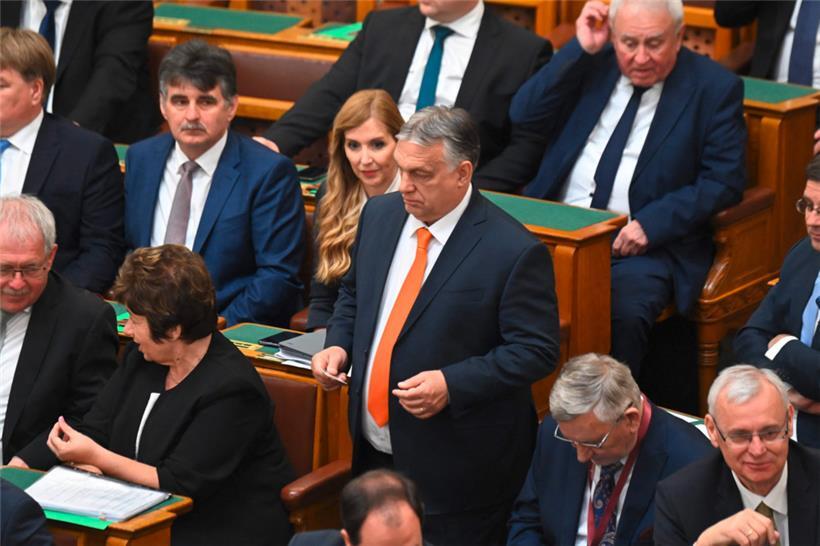 Viktor Orban im ungarischen Parlament: Der Premierminister dürfte kaum Anstalten machen, das Land von russischen Energielieferungen unabhängig zu machen
