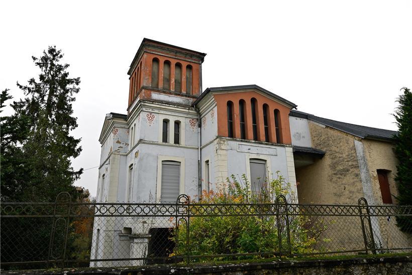 Seitenansicht der Villa Koppes mit Loggiaturm für Dachterrasse, rechter Anbau zum Abriss vorgesehen