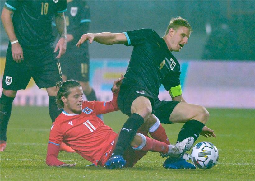 Vincent Thill geht gegen Martin Hinteregger hart zur Sache
