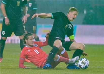Vincent Thill geht gegen Martin Hinteregger hart zur Sache
