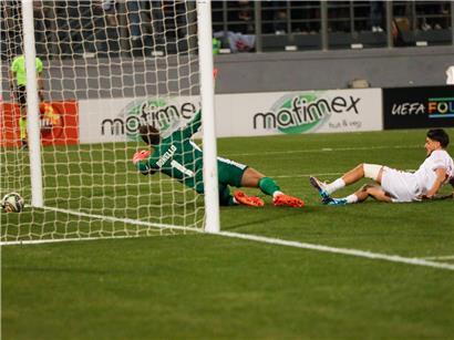 Vincent Thill jubelt nach Torerfolg im Fußballspiel, rutscht glücklich auf dem Spielfeld
