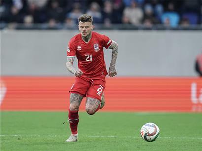 Vincent Thill zeigt starke Leistung im Fußballspiel, dynamisch am Ball und fokussiert auf dem Spielfeld