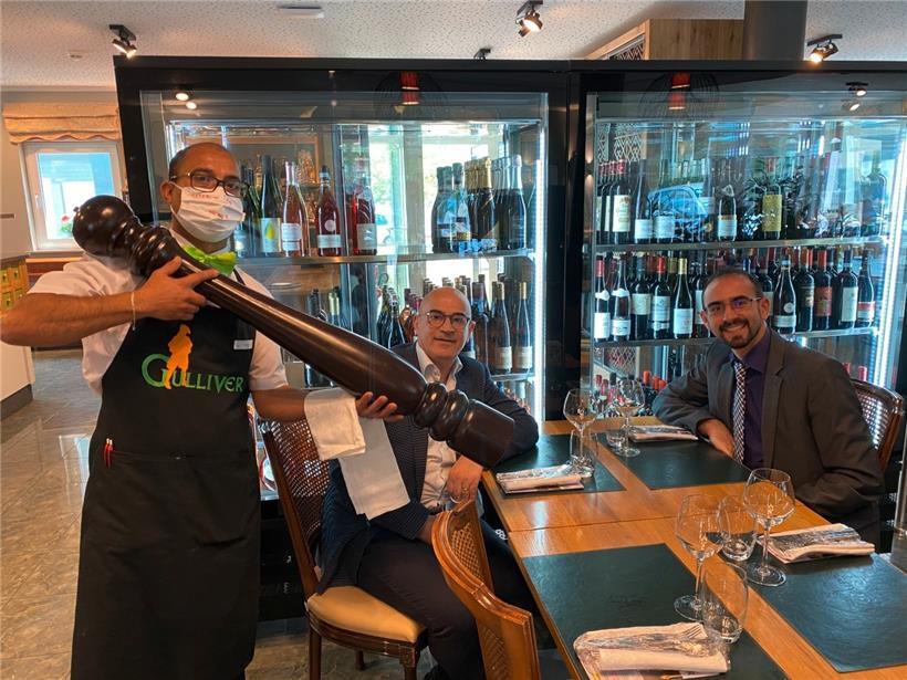 Vincenzo (M.) und Thomas (r.) Monte schützen das Personal zum Beispiel durch übe...