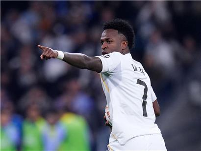 Vinícius Júnior in weißem Real Madrid Trikot beim optimistischen Spiel gegen FC Bayern München