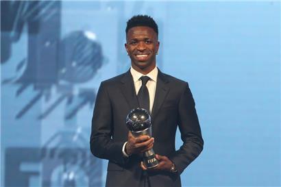 Vinicius Junior von Real Madrid mit der Trophäe
