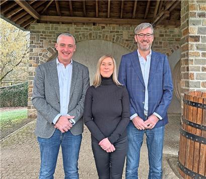 Vinsmoselle-Präsident Josy Gloden (links) mit der neuen Führungsspitze der Genossenschaftskellerei, Nathalie Roca und André Mehlen
