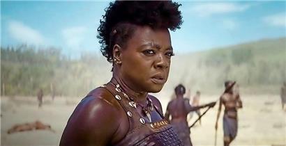Viola Davies incarne Nanisca, la cheffe à la tête des guerrières Agojie
