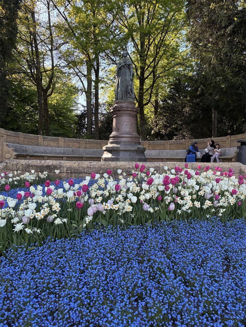 Amélie – un monument, une femme, une leçon d’humanité Visiteurs assis dans la rotonde du monument