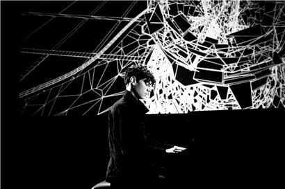 Visuelle Untermalung war bereits bei der Vorstellung der „Tokyo Stories“ in der Philharmonie ein Schlüsselelement seiner Konzerte
